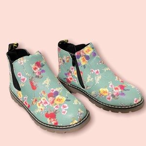 Floral boots for girls size (35 European size ) New without box.